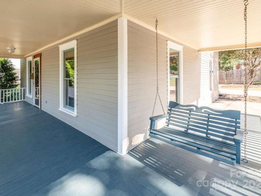 328 Center Avenue, Mooresville, NC 28115.  MLS# CAR4260096, YatesRealty ID 16972. 