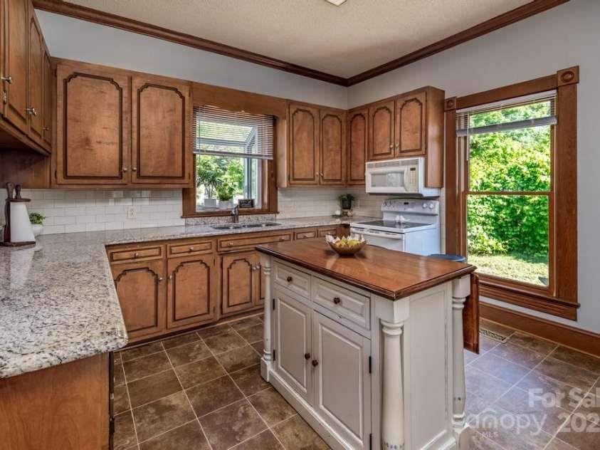 328 Center Avenue, Mooresville, NC 28115.  MLS# CAR4260096, YatesRealty ID 16972. 