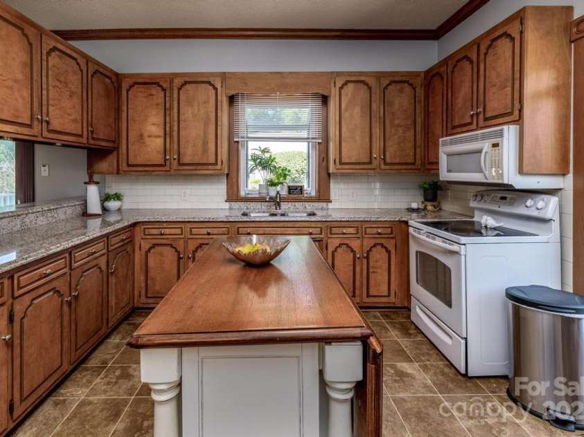 328 Center Avenue, Mooresville, NC 28115.  MLS# CAR4260096, YatesRealty ID 16972. 