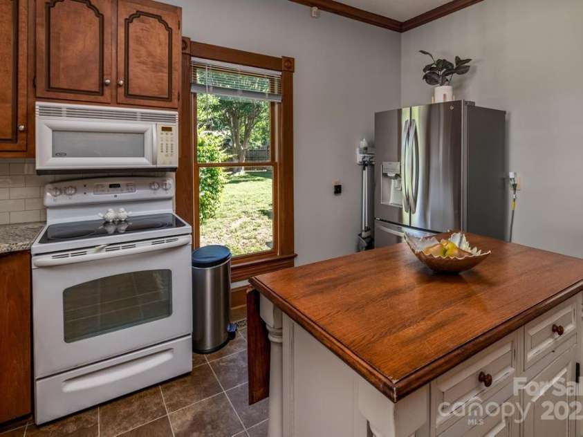 328 Center Avenue, Mooresville, NC 28115.  MLS# CAR4260096, YatesRealty ID 16972. 