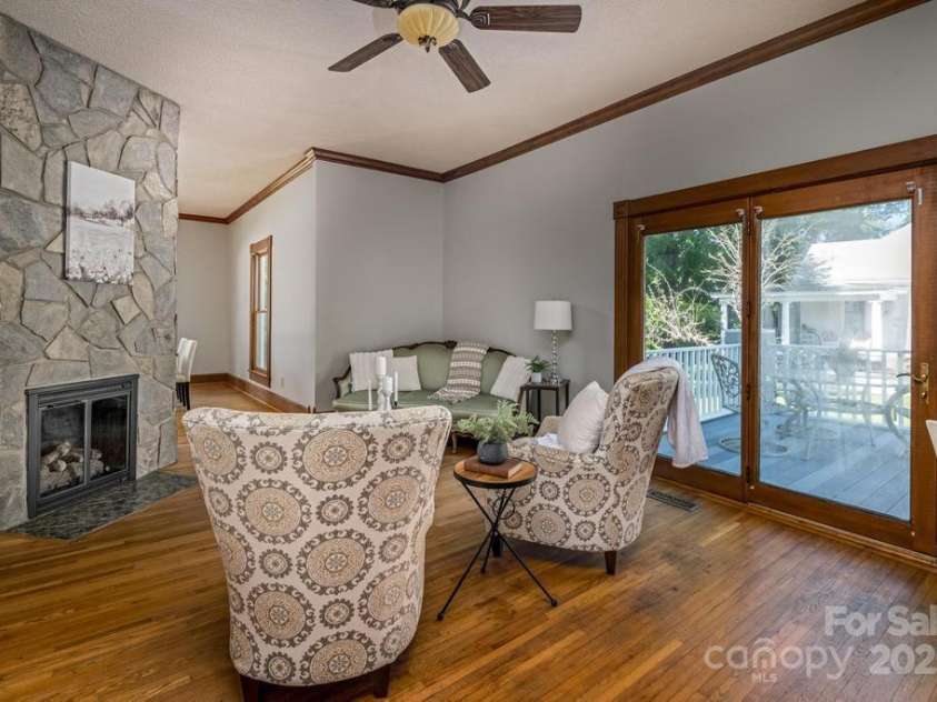 328 Center Avenue, Mooresville, NC 28115.  MLS# CAR4260096, YatesRealty ID 16972. 