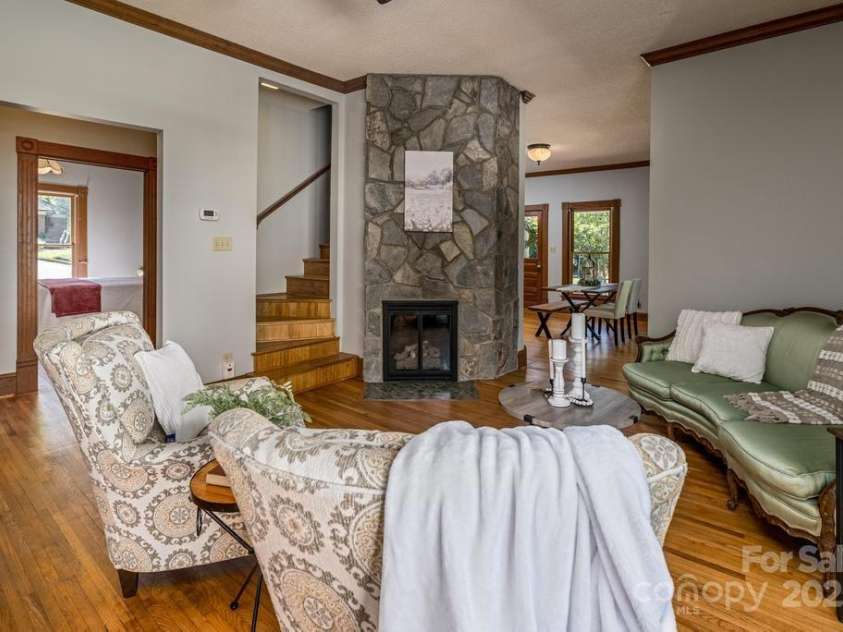 328 Center Avenue, Mooresville, NC 28115.  MLS# CAR4260096, YatesRealty ID 16972. 
