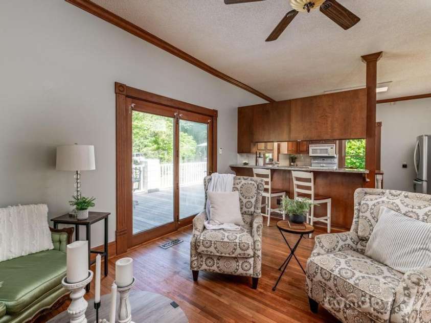 328 Center Avenue, Mooresville, NC 28115.  MLS# CAR4260096, YatesRealty ID 16972. 