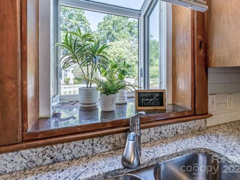 328 Center Avenue, Mooresville, NC 28115.  MLS# CAR4260096, YatesRealty ID 16972. 