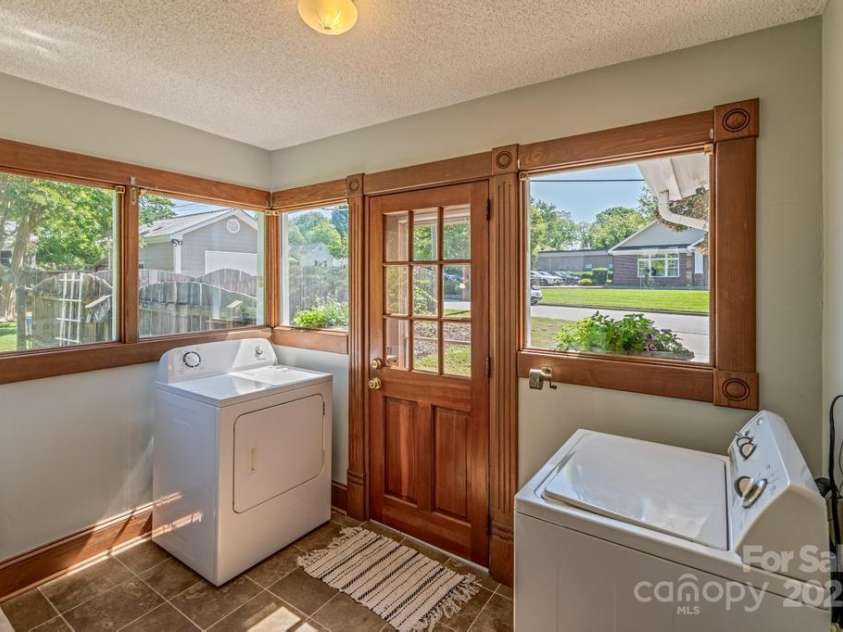 328 Center Avenue, Mooresville, NC 28115.  MLS# CAR4260096, YatesRealty ID 16972. 