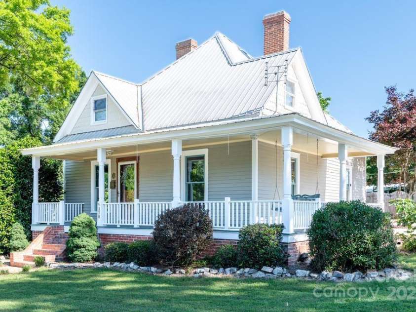 328 Center Avenue, Mooresville, NC 28115.  MLS# CAR4260096, YatesRealty ID 16972. 
