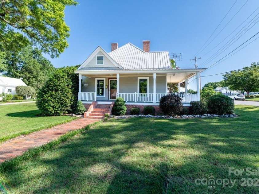 328 Center Avenue, Mooresville, NC 28115.  MLS# CAR4260096, YatesRealty ID 16972. 