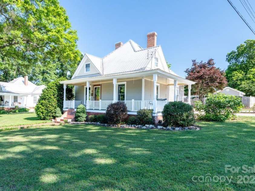 328 Center Avenue, Mooresville, NC 28115.  MLS# CAR4260096, YatesRealty ID 16972. 