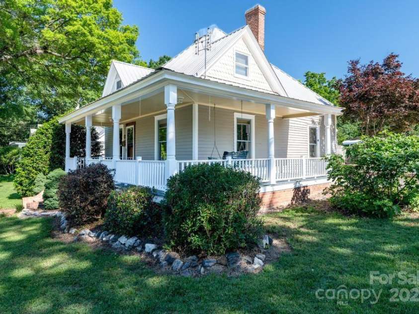 328 Center Avenue, Mooresville, NC 28115.  MLS# CAR4260096, YatesRealty ID 16972. 