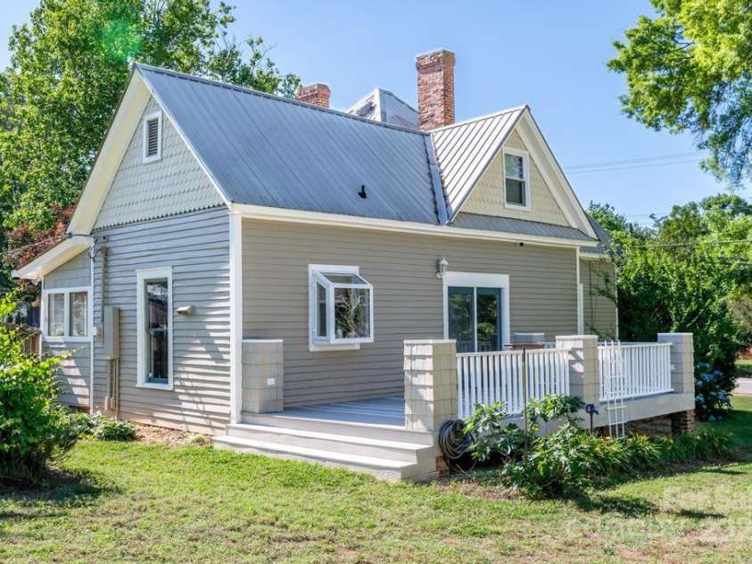328 Center Avenue, Mooresville, NC 28115.  MLS# CAR4260096, YatesRealty ID 16972. 