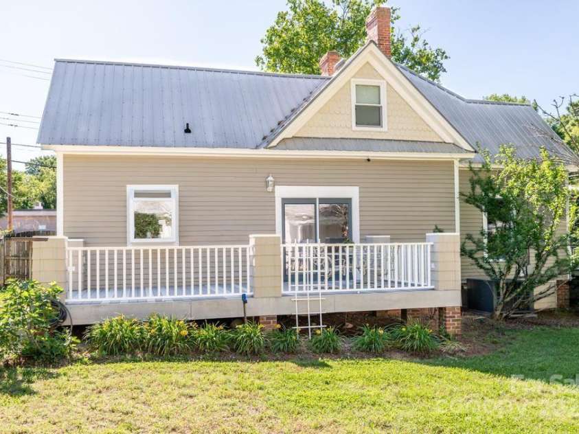 328 Center Avenue, Mooresville, NC 28115.  MLS# CAR4260096, YatesRealty ID 16972. 