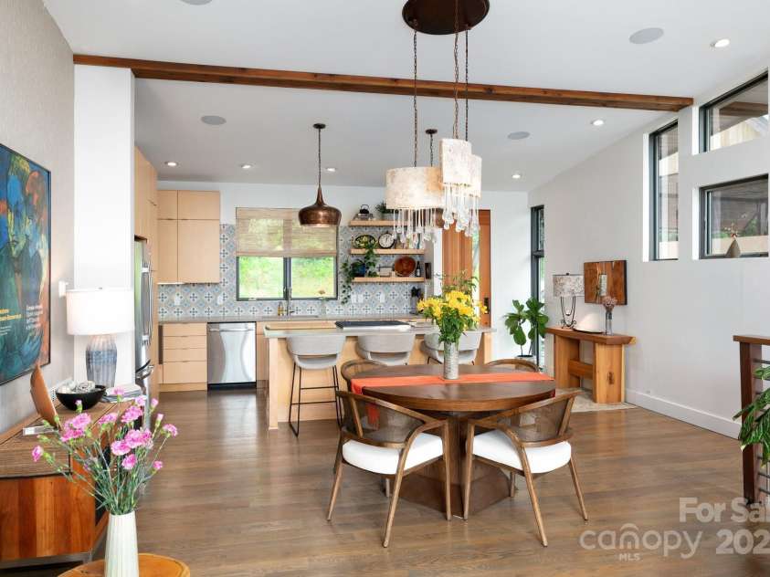 34 River Run, Asheville, NC 28804.  MLS# CAR4260631, YatesRealty ID 16973. Great room for great memories