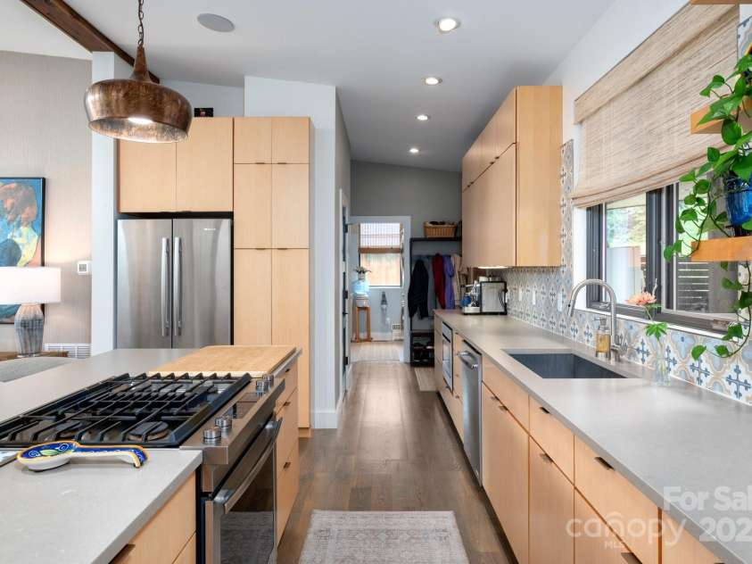 34 River Run, Asheville, NC 28804.  MLS# CAR4260631, YatesRealty ID 16973. Setting the stage for culinary adventures