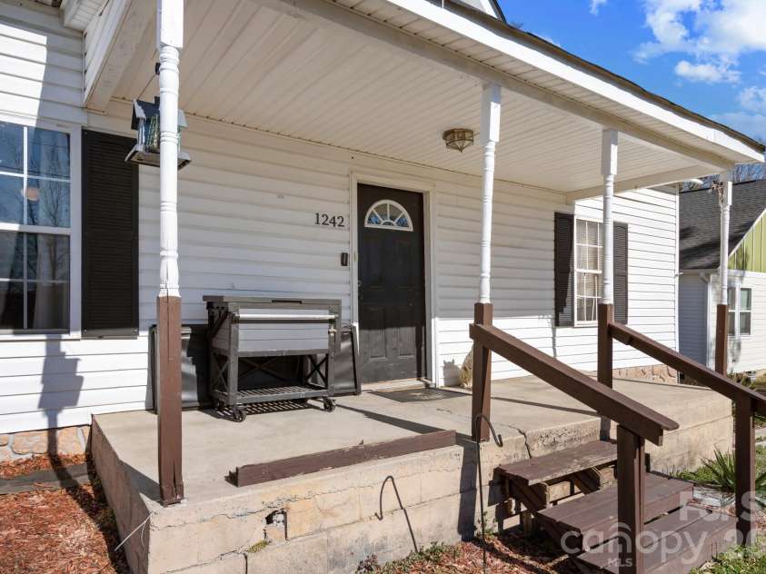 1242 Airline Avenue, Gastonia, NC 28052.  MLS# CAR4343500, YatesRealty ID 16976. 