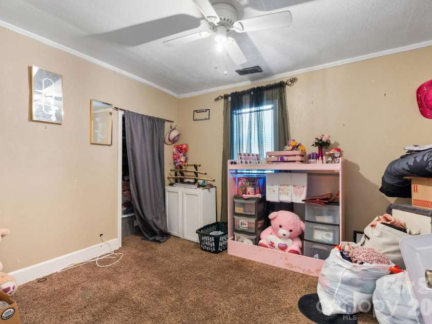 1242 Airline Avenue, Gastonia, NC 28052.  MLS# CAR4343500, YatesRealty ID 16976. 