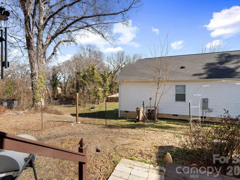 1242 Airline Avenue, Gastonia, NC 28052.  MLS# CAR4343500, YatesRealty ID 16976. 