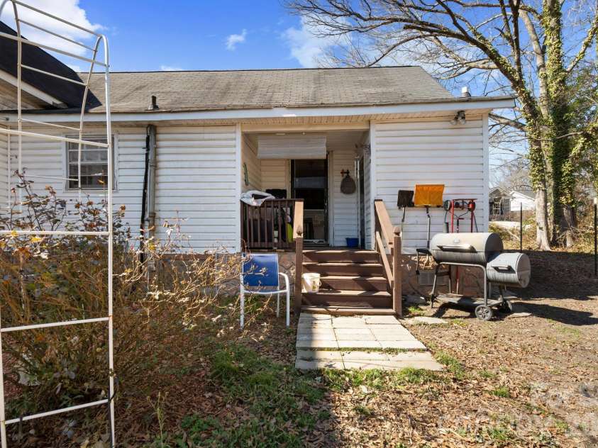 1242 Airline Avenue, Gastonia, NC 28052.  MLS# CAR4343500, YatesRealty ID 16976. 