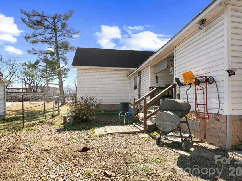 1242 Airline Avenue, Gastonia, NC 28052.  MLS# CAR4343500, YatesRealty ID 16976. 