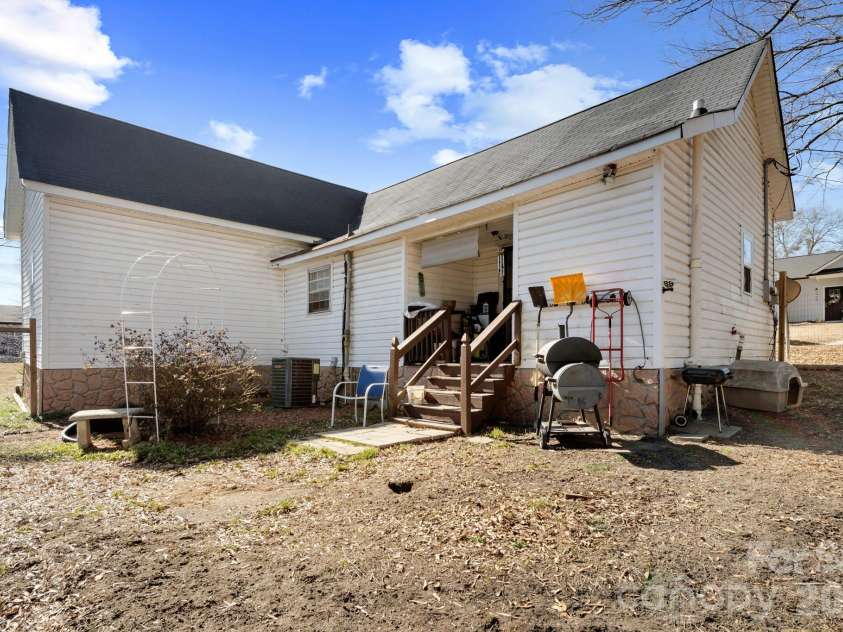 1242 Airline Avenue, Gastonia, NC 28052.  MLS# CAR4343500, YatesRealty ID 16976. 