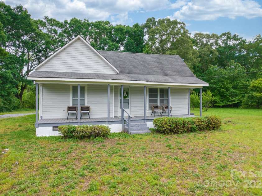 2126 Robby Drive, Maiden, NC 28650.  MLS# CAR4258443, YatesRealty ID 16976. 