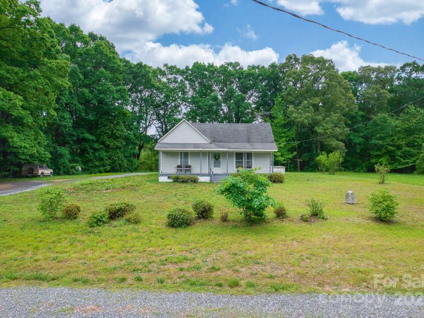 2126 Robby Drive, Maiden, NC 28650.  MLS# CAR4258443, YatesRealty ID 16976. 