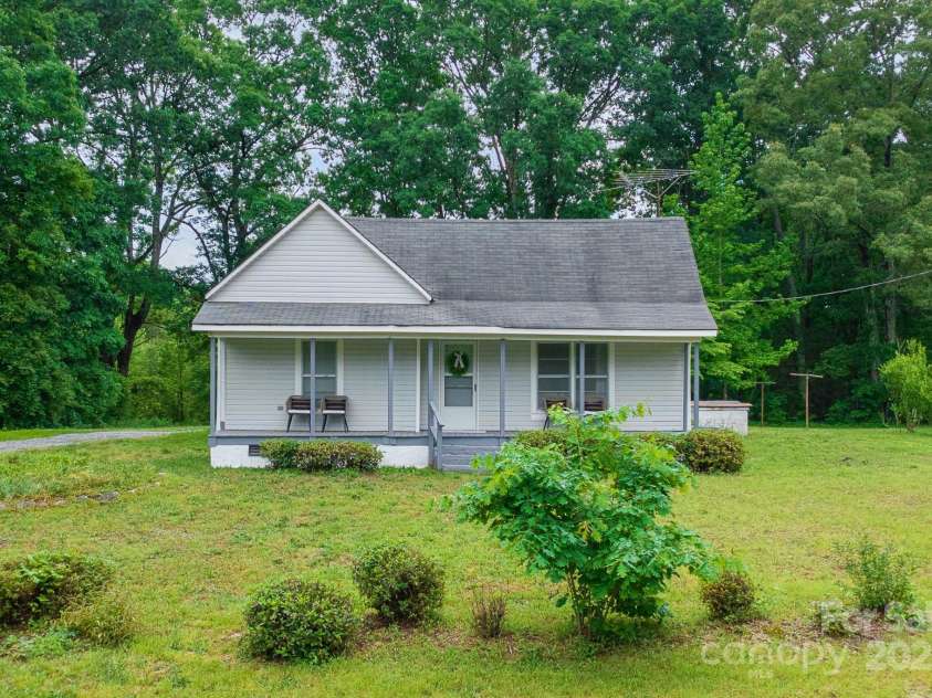 2126 Robby Drive, Maiden, NC 28650.  MLS# CAR4258443, YatesRealty ID 16976. 