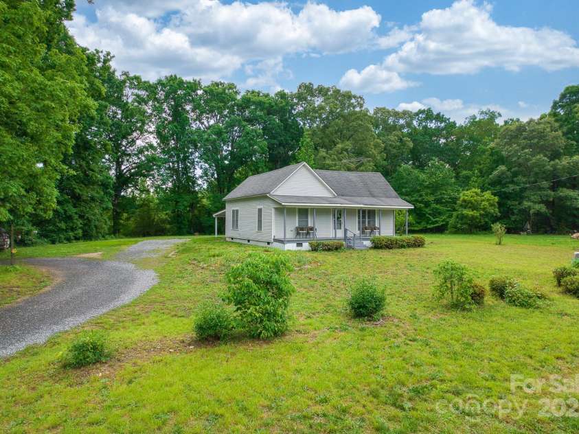 2126 Robby Drive, Maiden, NC 28650.  MLS# CAR4258443, YatesRealty ID 16976. 