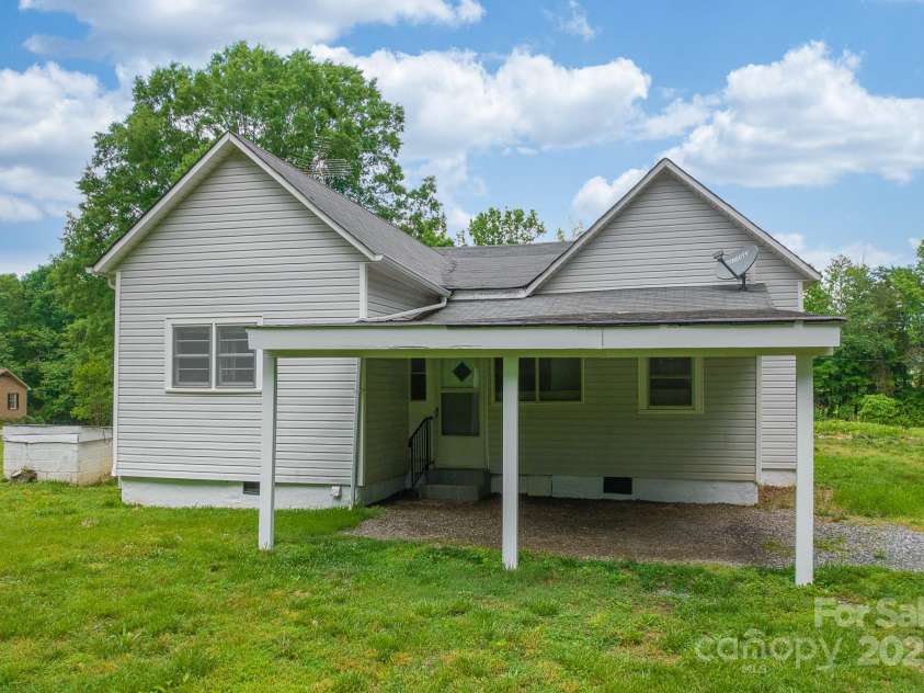 2126 Robby Drive, Maiden, NC 28650.  MLS# CAR4258443, YatesRealty ID 16976. 