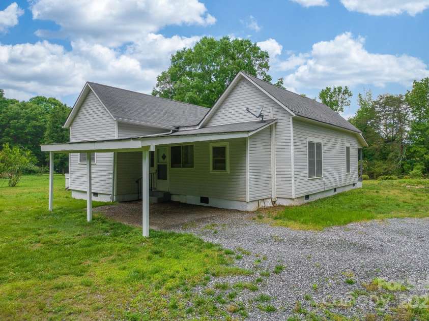 2126 Robby Drive, Maiden, NC 28650.  MLS# CAR4258443, YatesRealty ID 16976. 