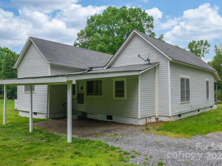 2126 Robby Drive, Maiden, NC 28650.  MLS# CAR4258443, YatesRealty ID 16976. 