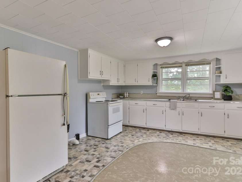 2126 Robby Drive, Maiden, NC 28650.  MLS# CAR4258443, YatesRealty ID 16976. 