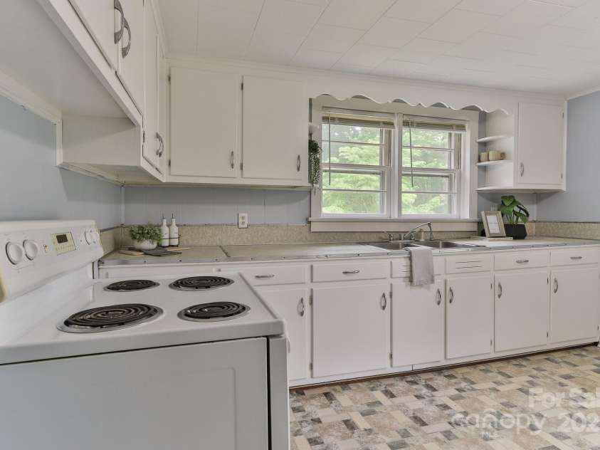 2126 Robby Drive, Maiden, NC 28650.  MLS# CAR4258443, YatesRealty ID 16976. 