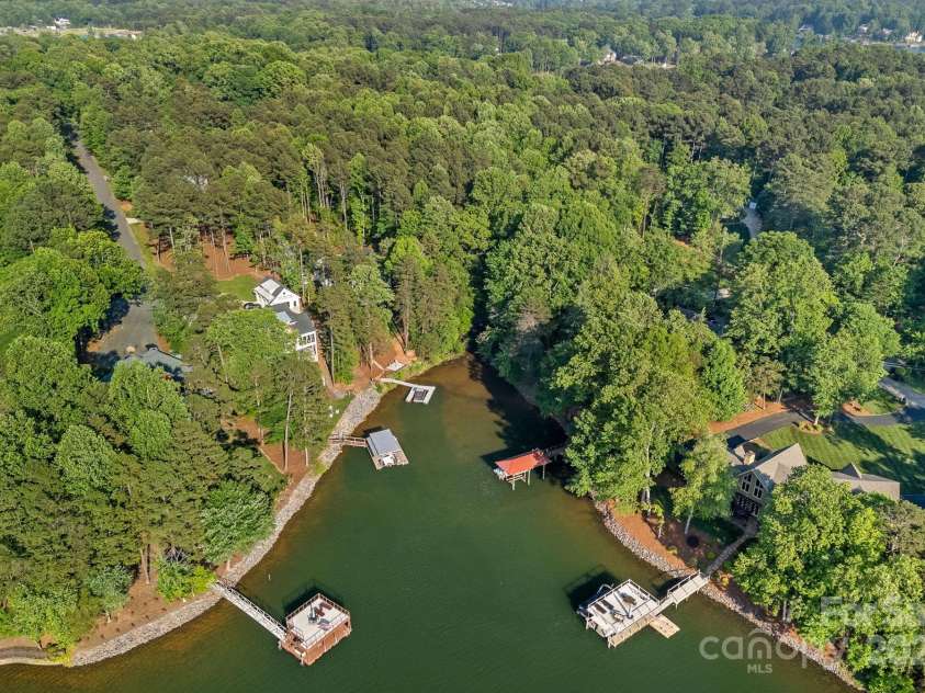 127 Holt Lane, Mooresville, NC 28117.  MLS# CAR4248273, YatesRealty ID 16978. Aerial View of Cove