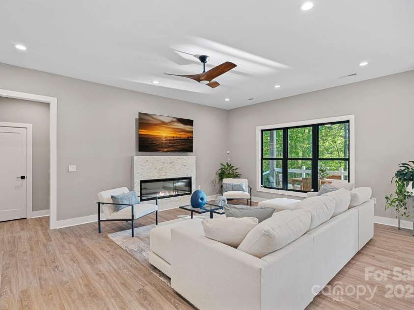 127 Holt Lane, Mooresville, NC 28117.  MLS# CAR4248273, YatesRealty ID 16978. Main Floor - Living Room