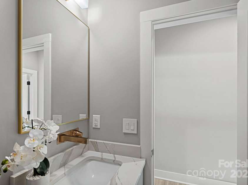 127 Holt Lane, Mooresville, NC 28117.  MLS# CAR4248273, YatesRealty ID 16978. Main Floor - Powder Room