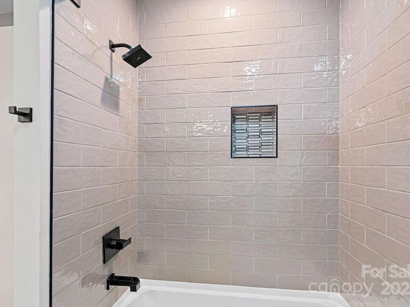 127 Holt Lane, Mooresville, NC 28117.  MLS# CAR4248273, YatesRealty ID 16978. Main Level - Guest Suite Bath