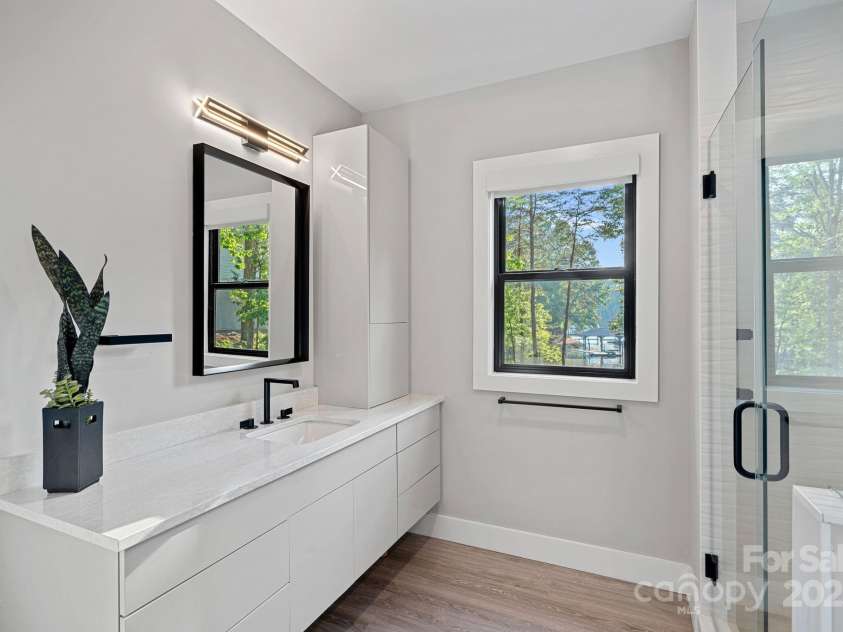 127 Holt Lane, Mooresville, NC 28117.  MLS# CAR4248273, YatesRealty ID 16978. Primary Bath