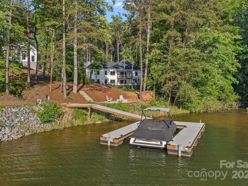 127 Holt Lane, Mooresville, NC 28117.  MLS# CAR4248273, YatesRealty ID 16978. Private Dock