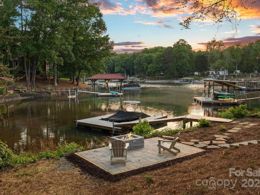 127 Holt Lane, Mooresville, NC 28117.  MLS# CAR4248273, YatesRealty ID 16978. Seating Area with Lake views