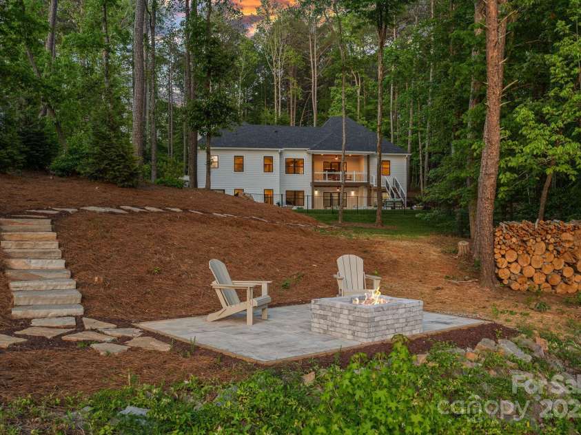 127 Holt Lane, Mooresville, NC 28117.  MLS# CAR4248273, YatesRealty ID 16978. Seating Area with Lake views