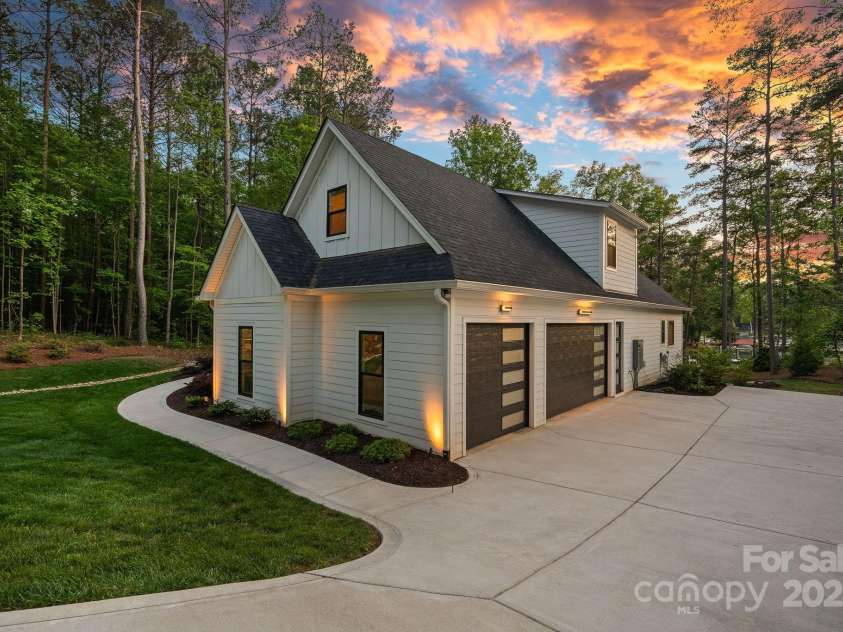 127 Holt Lane, Mooresville, NC 28117.  MLS# CAR4248273, YatesRealty ID 16978. Side Load Garage - 3 of 4