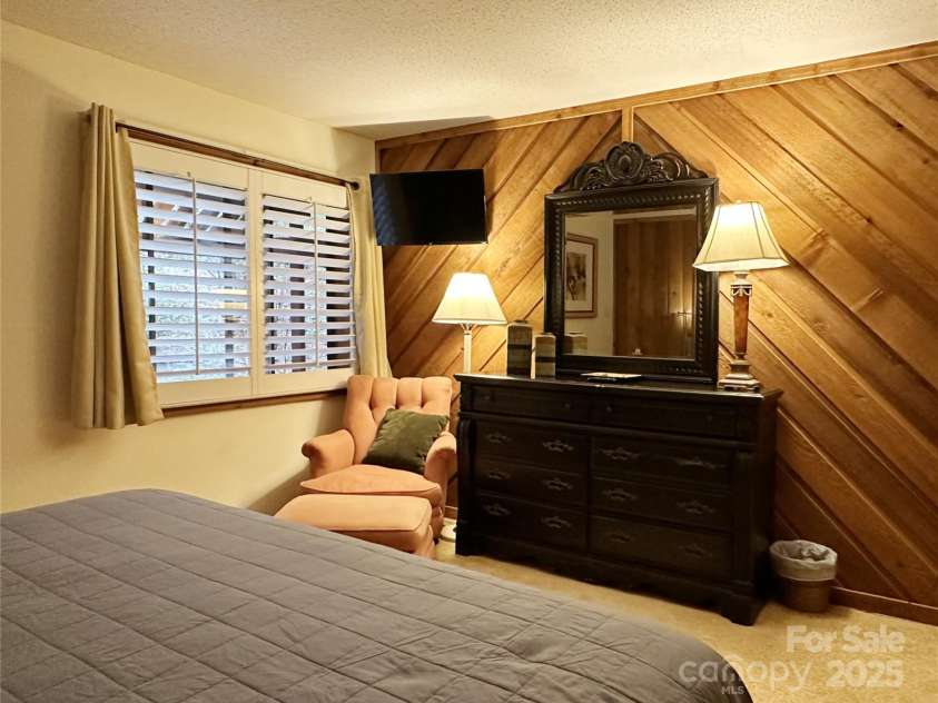 221 Toxaway Falls Drive, Lake Toxaway, NC 28747.  MLS# CAR4246910, YatesRealty ID 16979. Guest bedroom