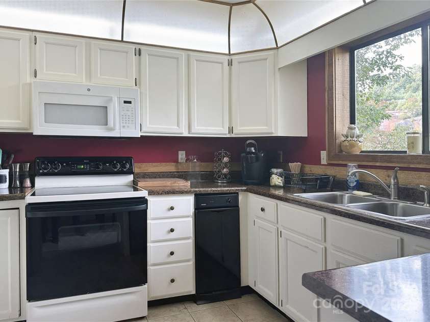221 Toxaway Falls Drive, Lake Toxaway, NC 28747.  MLS# CAR4246910, YatesRealty ID 16979. Kitchen