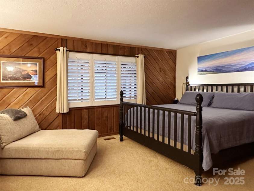 221 Toxaway Falls Drive, Lake Toxaway, NC 28747.  MLS# CAR4246910, YatesRealty ID 16979. Primary ensuite