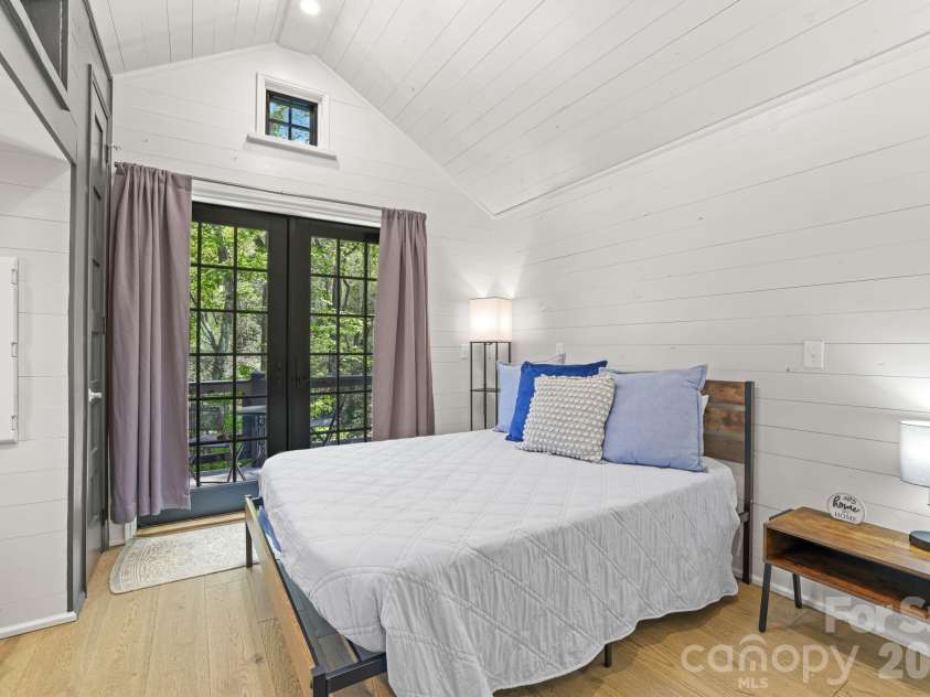 261 Rock Face Trail, Highlands, NC 28741.  MLS# CAR4376026, YatesRealty ID 16980. 