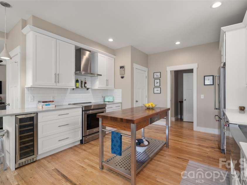 24 Acadia Drive, Asheville, NC 28806.  MLS# CAR4374488, YatesRealty ID 16984. 