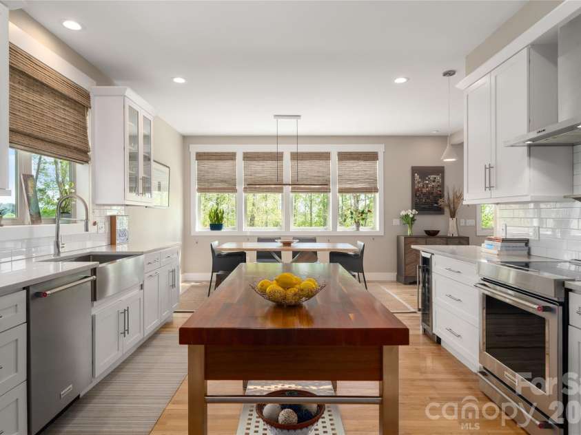 24 Acadia Drive, Asheville, NC 28806.  MLS# CAR4374488, YatesRealty ID 16984. 