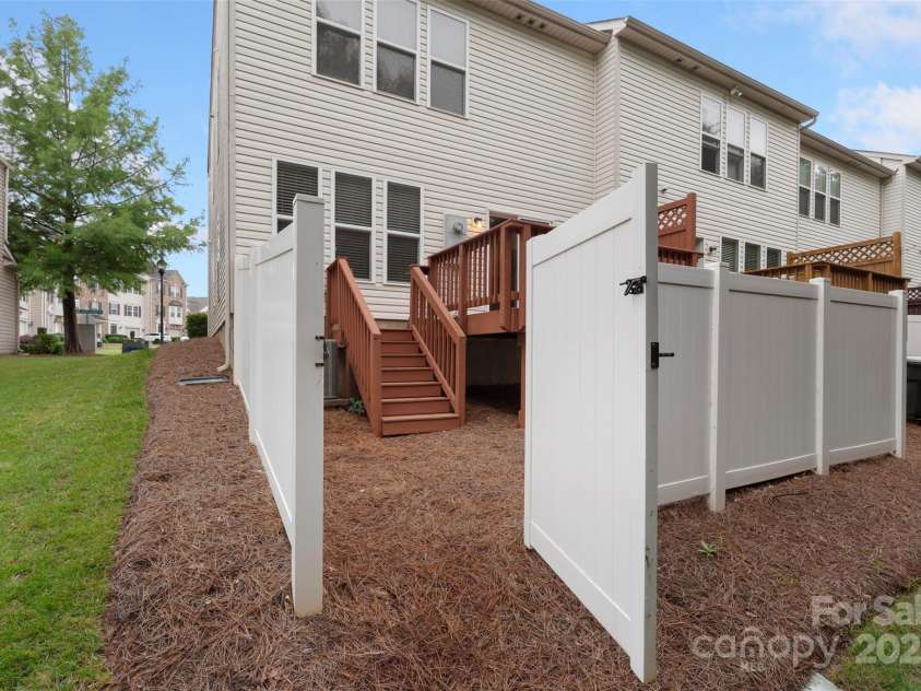 4278 Park South Station Boulevard, Charlotte, NC 28210.  MLS# CAR4263569, YatesRealty ID 16984. 