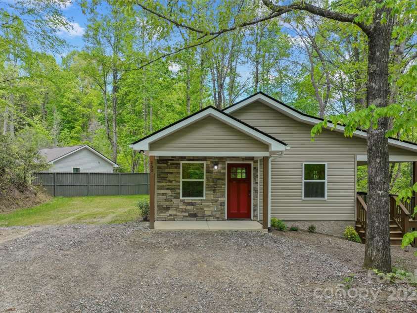 260 Cotton Top Drive, Brevard, NC 28712.  MLS# CAR4255861, YatesRealty ID 16986. 