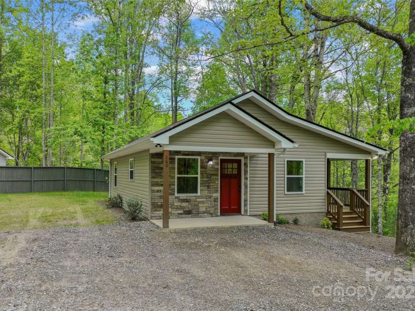 260 Cotton Top Drive, Brevard, NC 28712.  MLS# CAR4255861, YatesRealty ID 16986. 